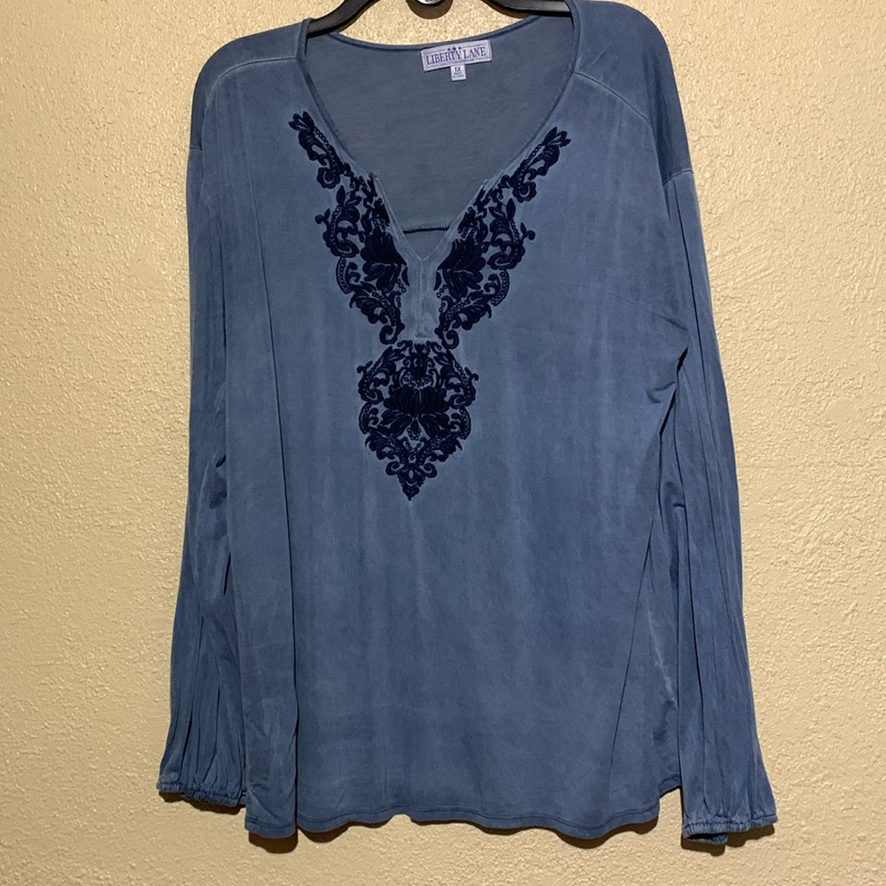 Liberty Lane Top Blouse 1X Blue Stretchy Pull Over Embroidered Distressed Look